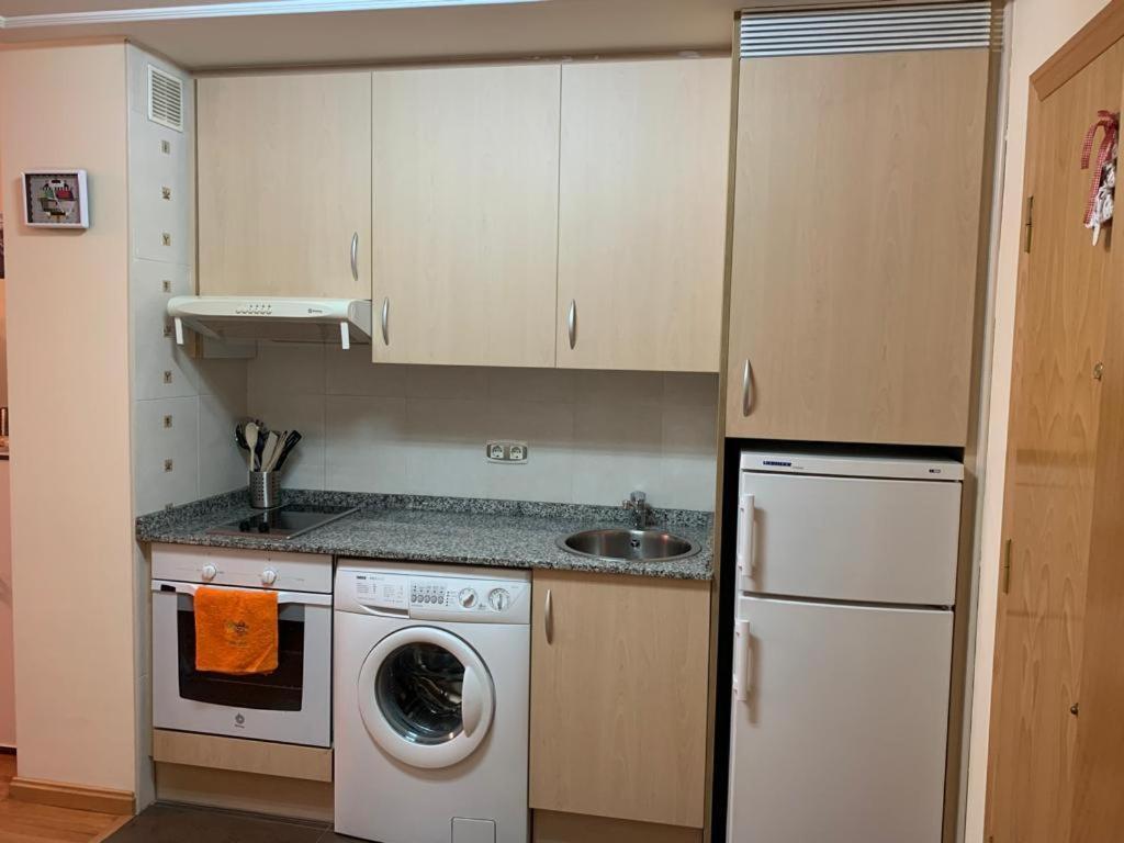Apartamento Mota-2 Huca-Los Prados; Parking Y Wifi Gratis Oviedo Eksteriør bilde